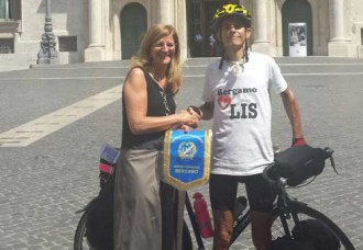 In bici da Bergamo a Roma per il riconoscimento della lingua dei segni italiana